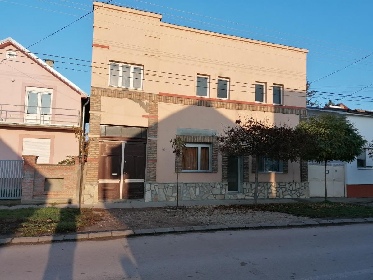 Apartmani Sirmium Sremska Mitrovica Exterior foto