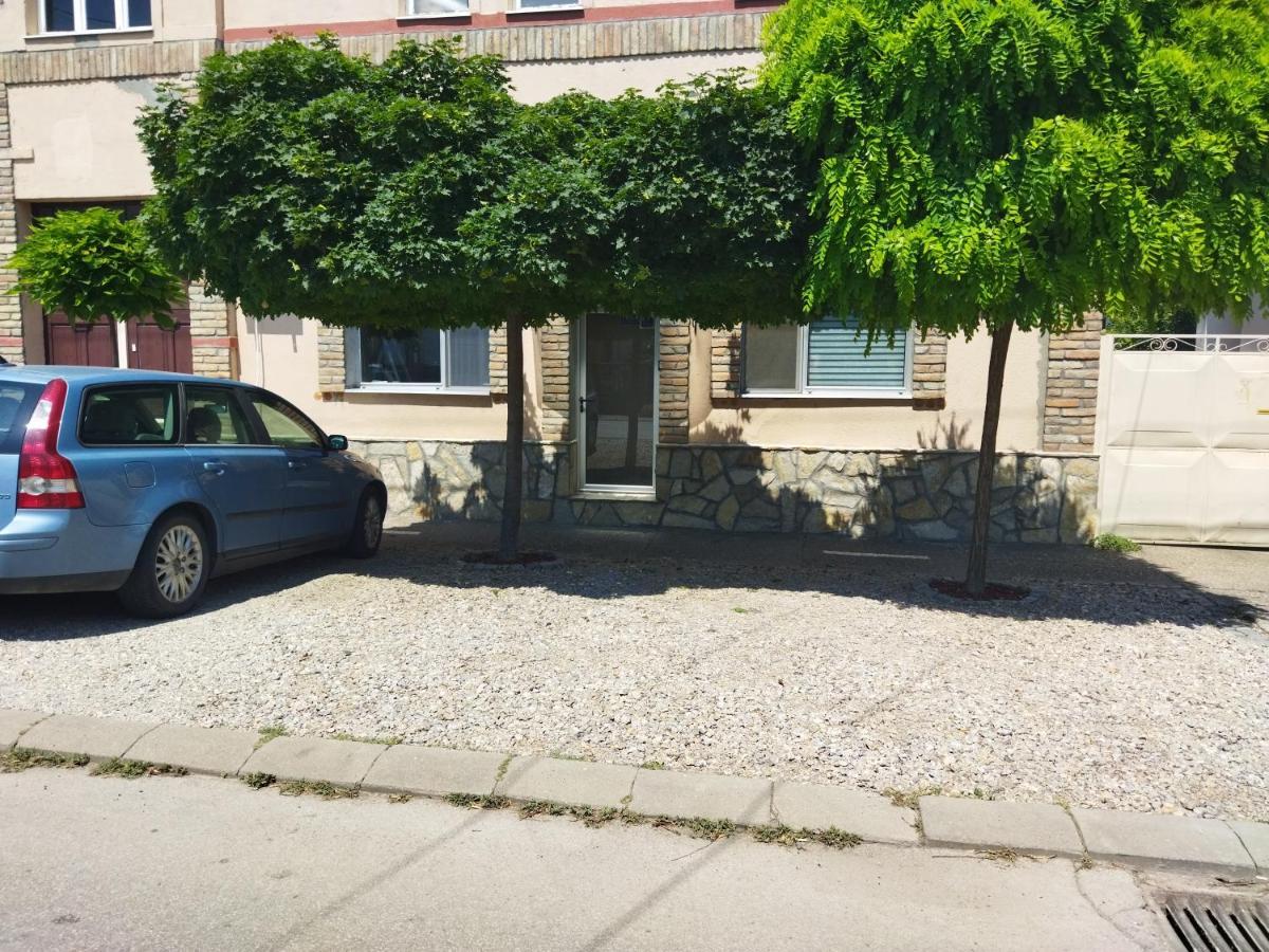 Apartmani Sirmium Sremska Mitrovica Exterior foto